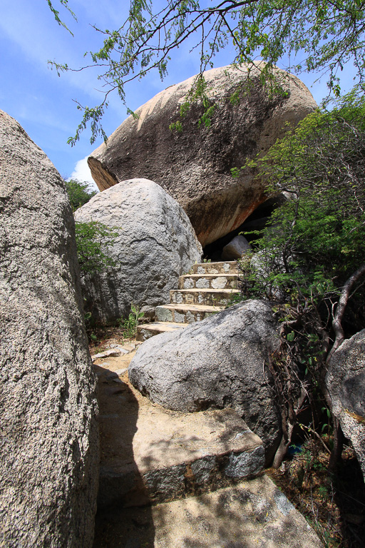Trail through the boulders - Ayo Rocks