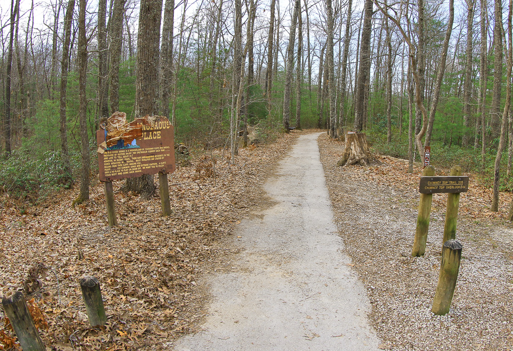 Trailhead - Chimney Top Rock Overlook