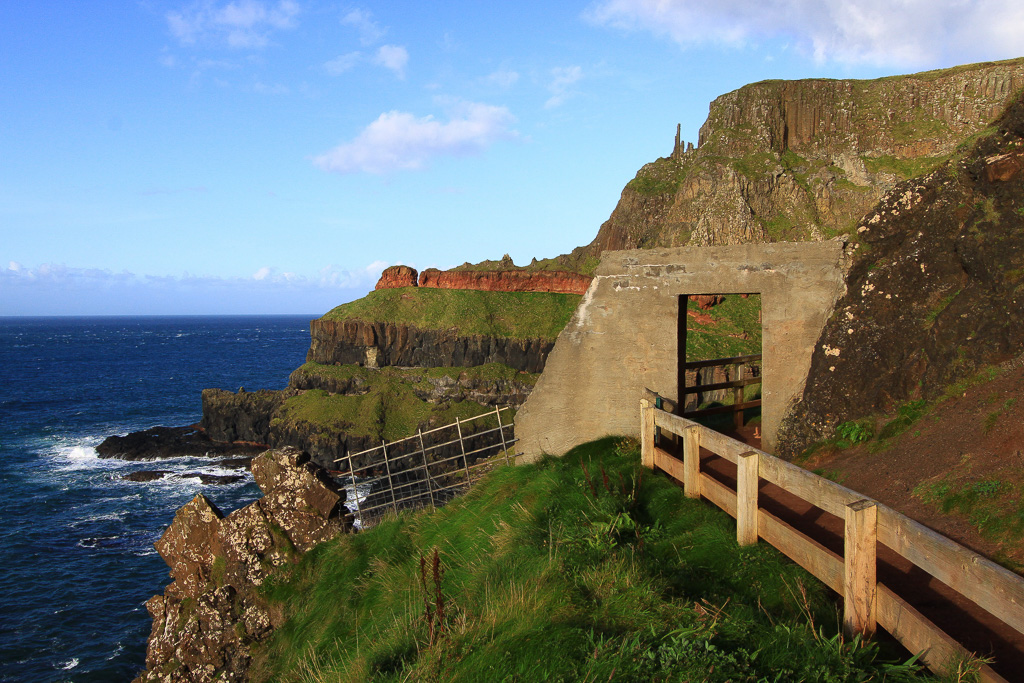 Passageway along the trail - Giant's Causeway