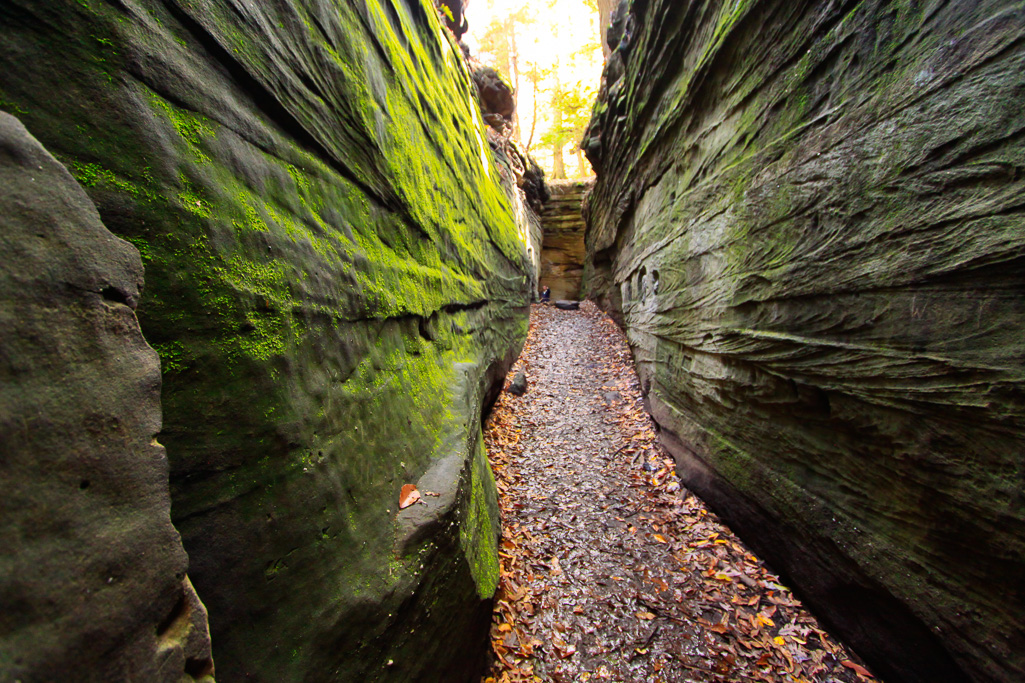 Narrow passageway - The Ledges Trail