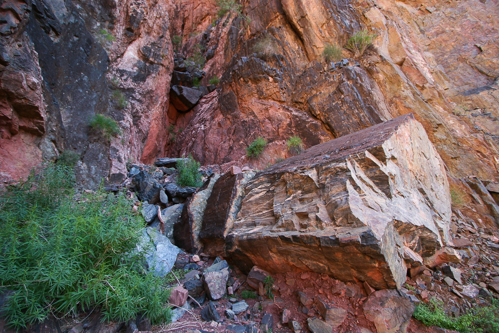 Red boulders - River Trail