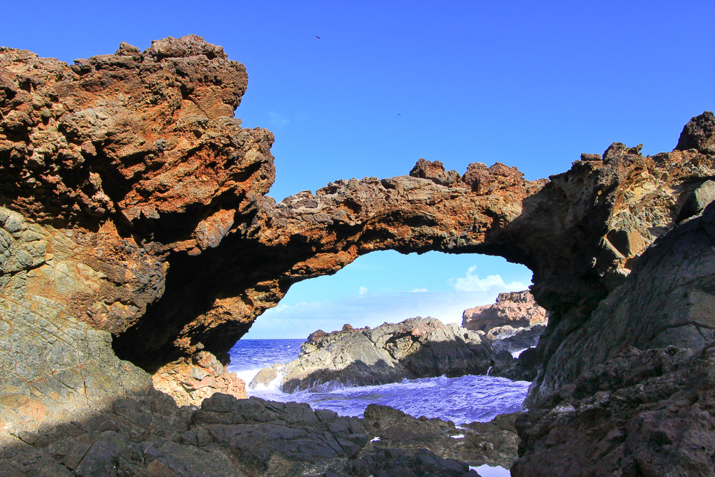 Bridge and sea cliffs - Seroe Colorado Natural Bridge