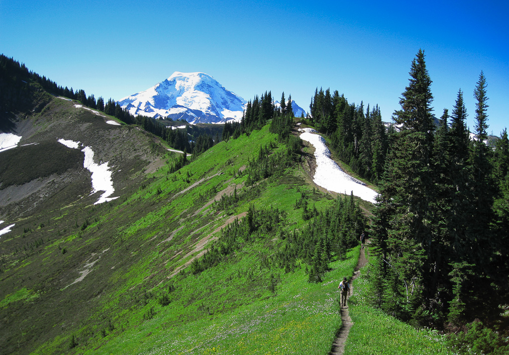 Hikers climbing the knoll - Skyline Divide