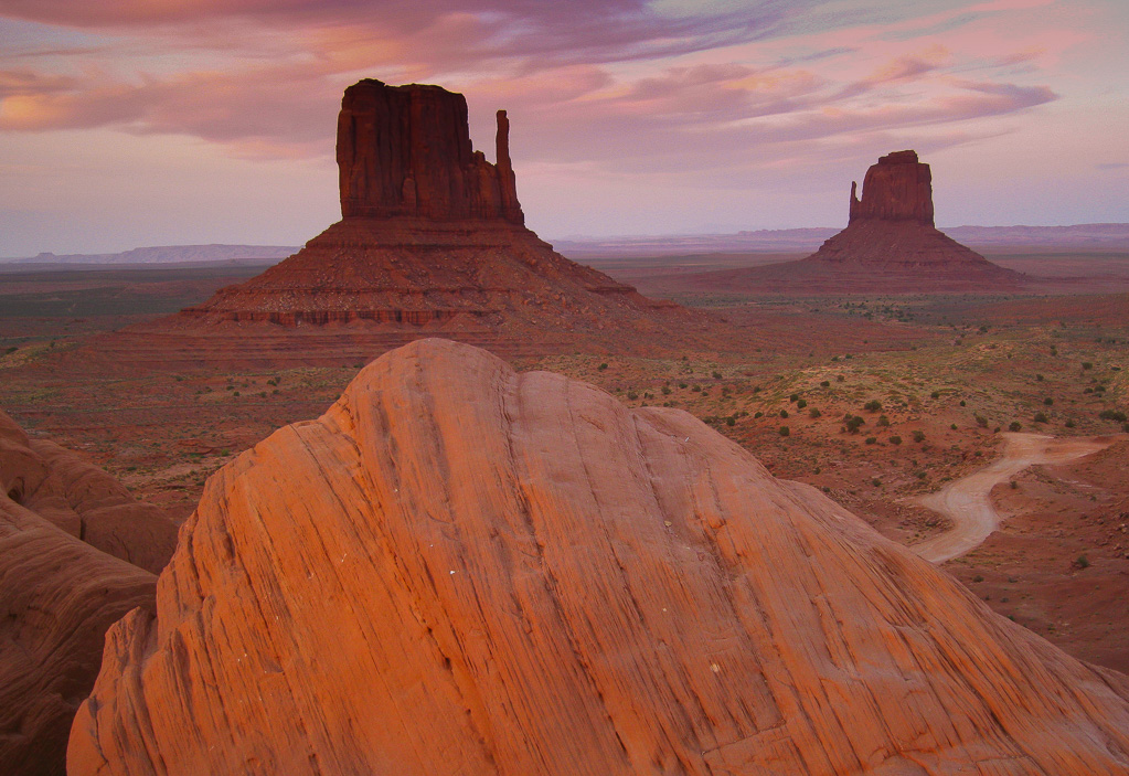 Mitten sunset - Monument Valley